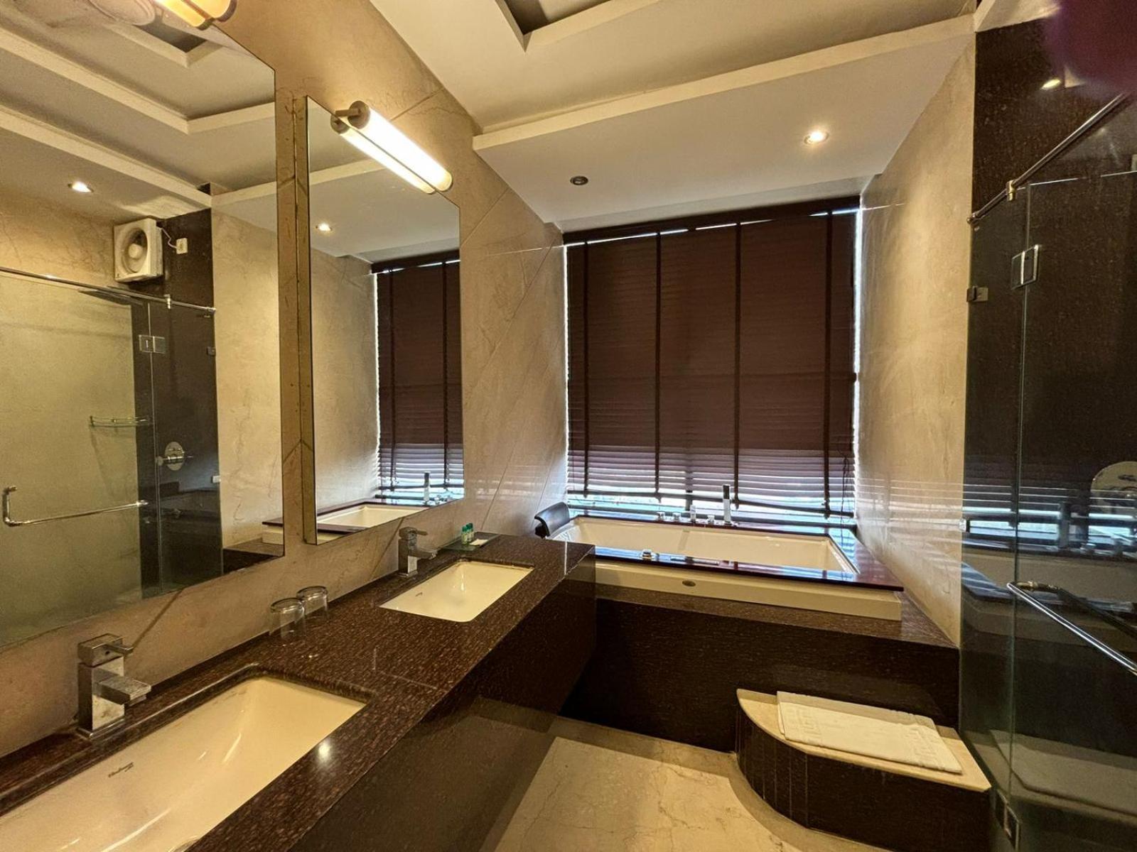 Club Florence Гургаон Екстериор снимка