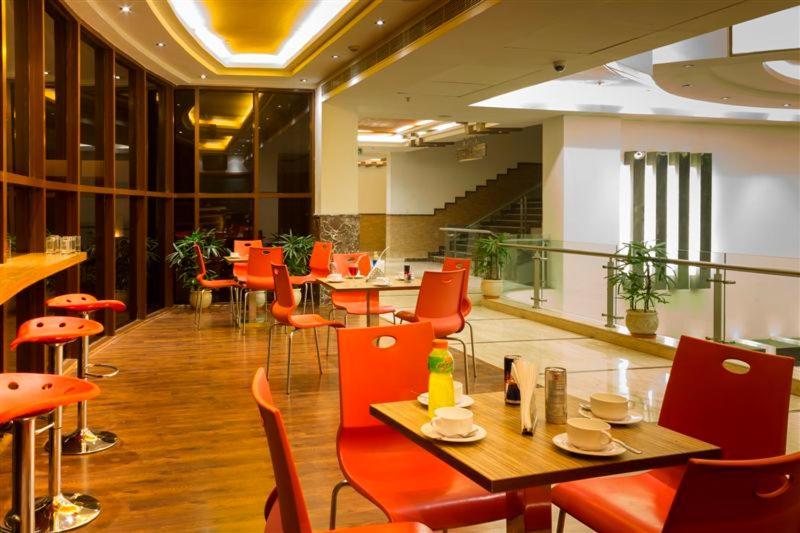 Club Florence Гургаон Екстериор снимка