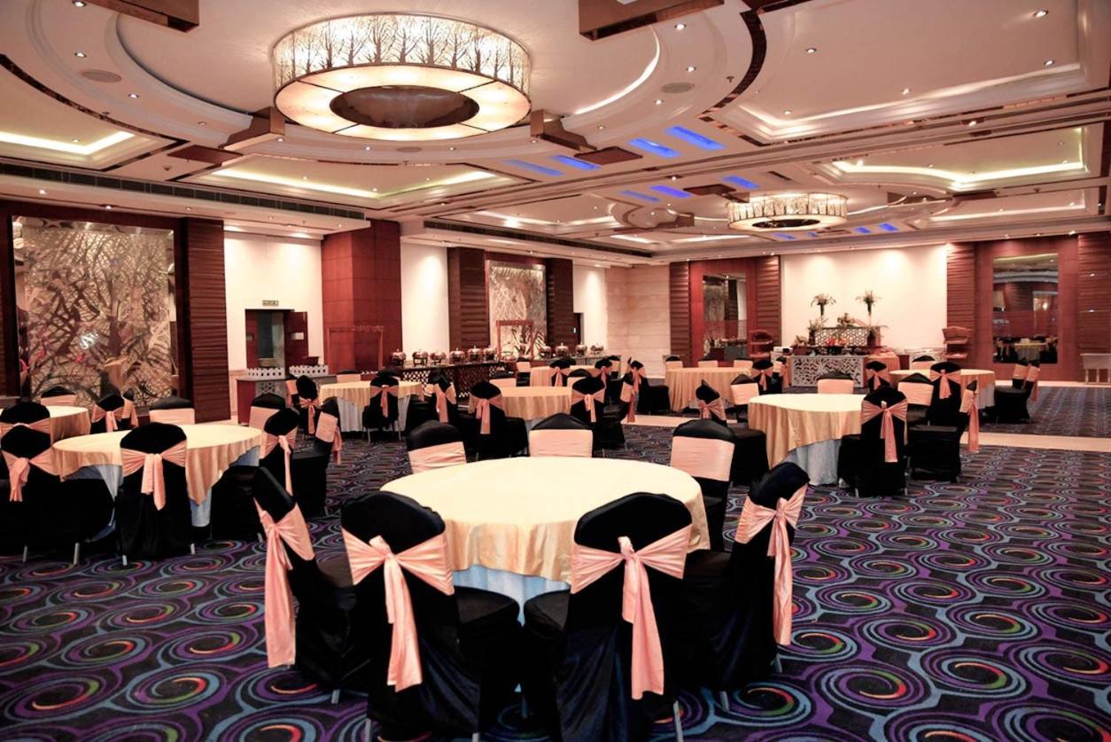 Club Florence Гургаон Екстериор снимка
