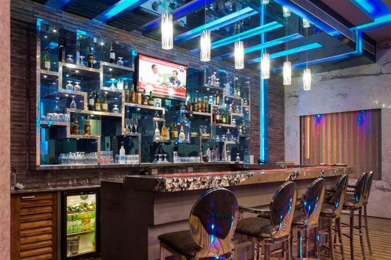 Club Florence Гургаон Екстериор снимка