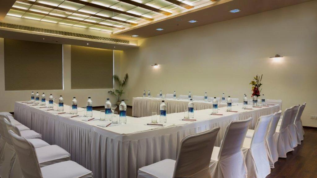 Club Florence Гургаон Екстериор снимка