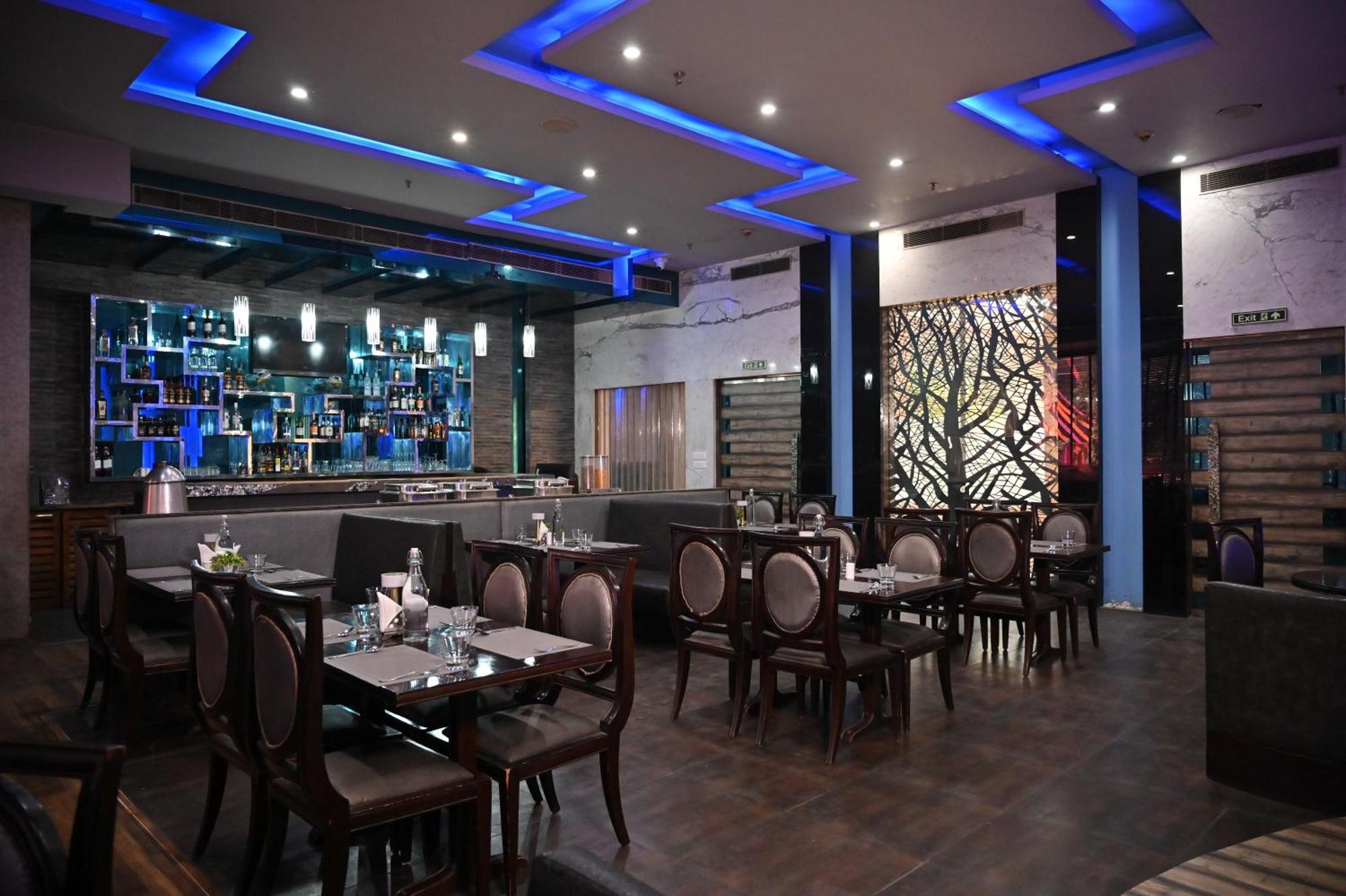 Club Florence Гургаон Екстериор снимка