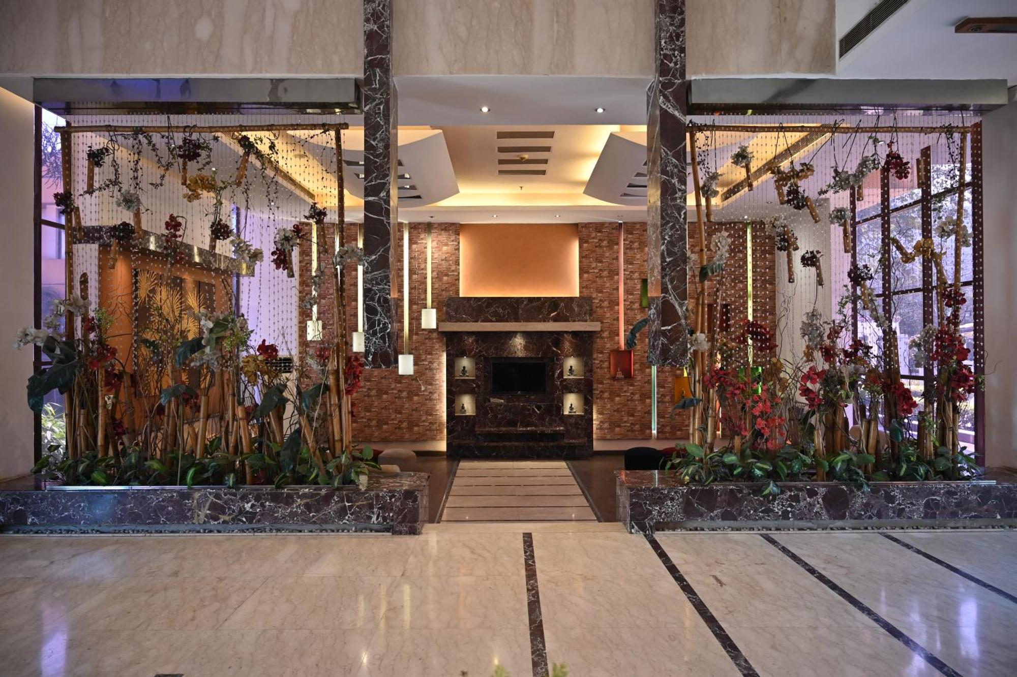 Club Florence Гургаон Екстериор снимка